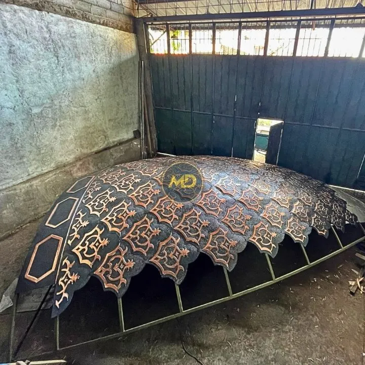 Proses Pembuatan Kubah Tembaga: Dari Tempa Logam Manual Hingga Teknik Pemasangan Presisi 7 Perakitan Rangka Dasar dan Penyesuaian Panel Kubah