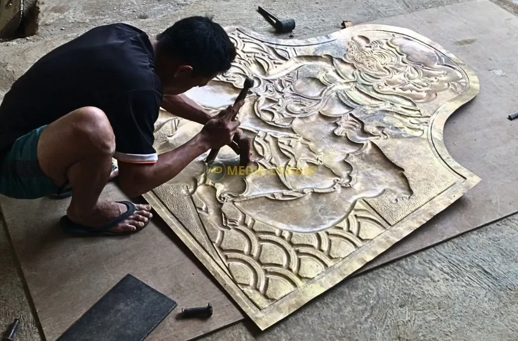 Tanpa Perantara! Intip Proses Produksi Otentik di Workshop Media Logam dari Tangan Pertama 2 Tanpa Perantara! Intip Proses Produksi Otentik di Workshop Media Logam dari Tangan Pertama