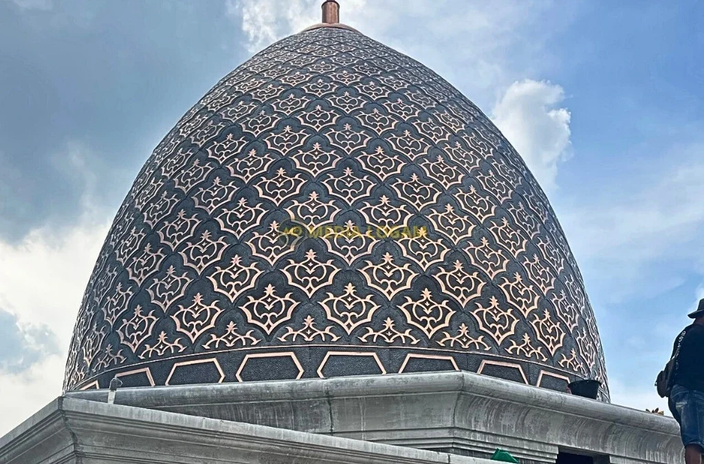 Proses Pembuatan Kubah Tembaga: Dari Tempa Logam Manual Hingga Teknik Pemasangan Presisi 2 Proses Pembuatan Kubah Tembaga