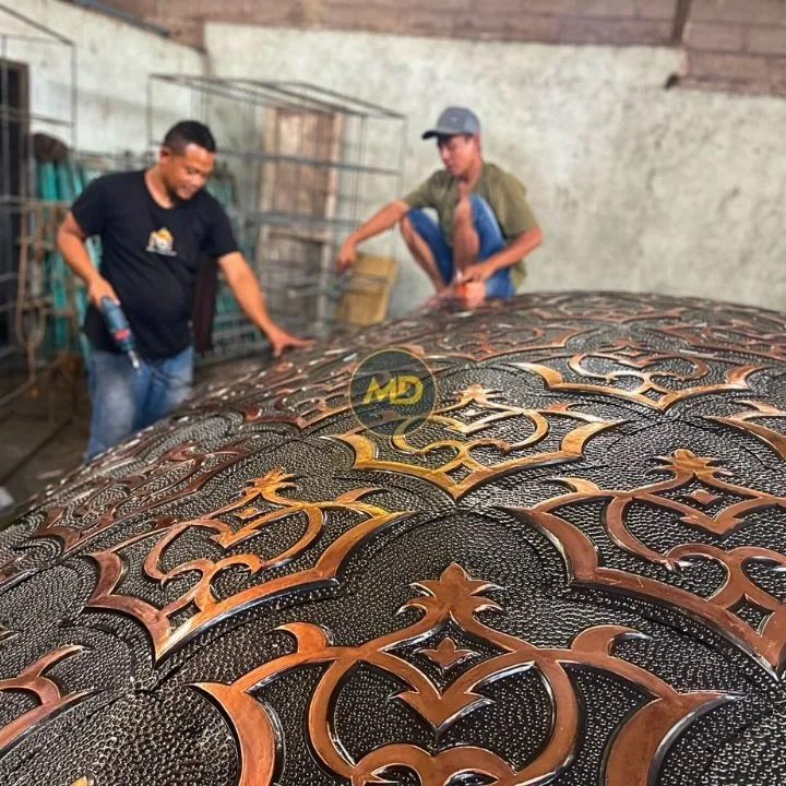 Proses Pembuatan Kubah Tembaga: Dari Tempa Logam Manual Hingga Teknik Pemasangan Presisi 5 Proses Pemotongan Lembaran Tembaga Sesuai Pola Kubah