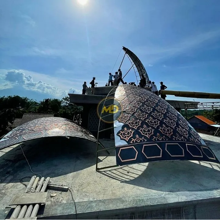 Proses Pembuatan Kubah Tembaga: Dari Tempa Logam Manual Hingga Teknik Pemasangan Presisi 8 Proses Penyambungan dan Penguatan Struktur Kubah Tembaga