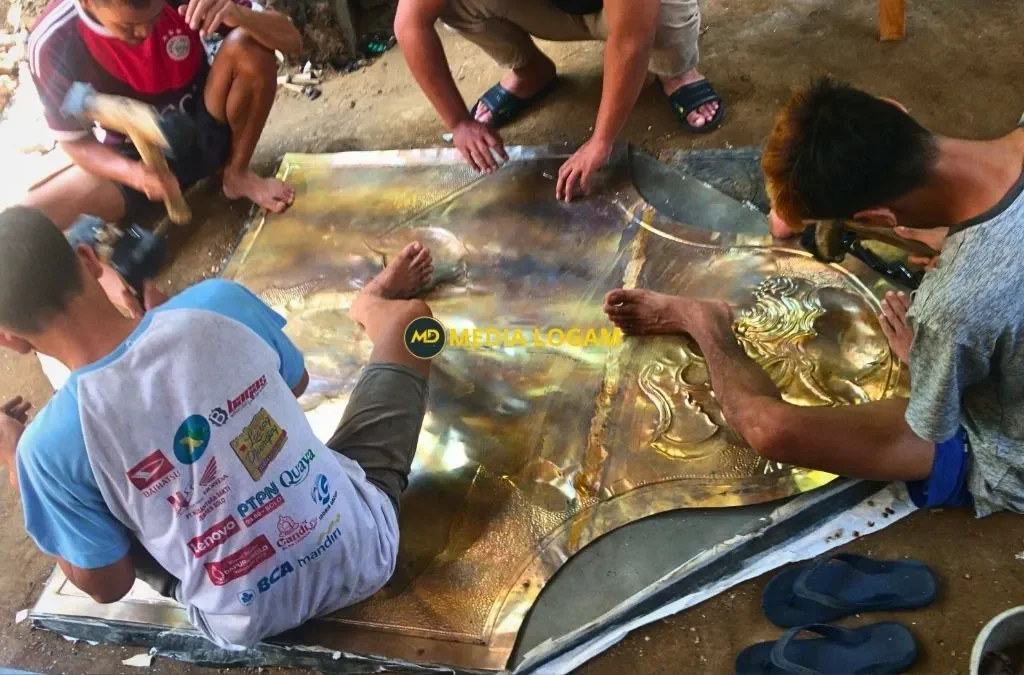 Hiasan Tiang Kuningan Kustom: Media Logam Pengrajin Spesialis Proyek Nasional 5 Proses Pembentukan dan Ukiran Hiasan Tiang Kuningan Kustom