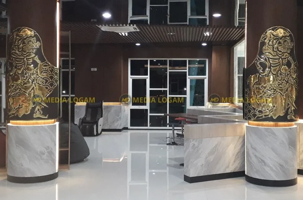 Bukan Tiang Biasa: Sentuhan Kuningan Ini Bikin Ruang Tamu Serasa di Hotel Bintang 5 2 Sentuhan Kuningan Ini Bikin Ruang Tamu Serasa di Hotel Bintang 5