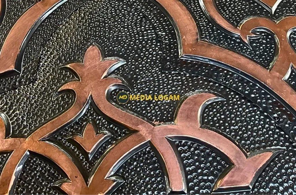 Teknik Pahat Etching vs. Ketok Manual pada Pembuatan Kubah Tembaga 2 Teknik Pahat Etching vs. Ketok Manual pada Pembuatan Kubah Tembaga