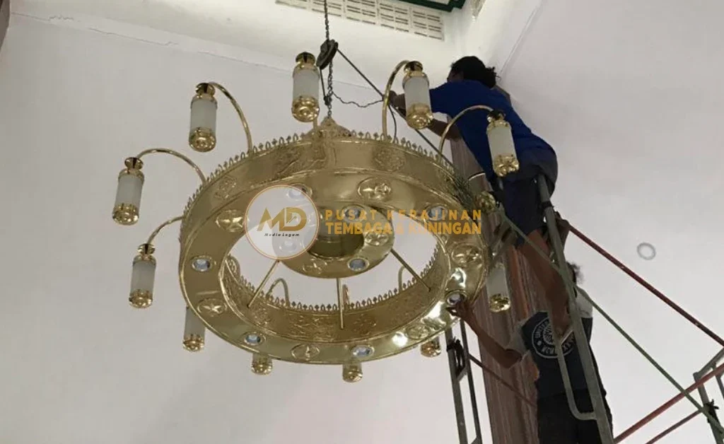 Lampu Gantung Kuningan Klasik: Rahasia Ruang Tamu Tampil Mewah dan Estetik 3 Cara memasang lampu gantung kuningan klasik dengan mudah dan aman. Panduan lengkap langkah demi langkah untuk mempercantik ruang tamu atau ruang keluarga, menghadirkan nuansa mewah, elegan, dan estetik tanpa ribet, cocok untuk dekorasi interior klasik modern.