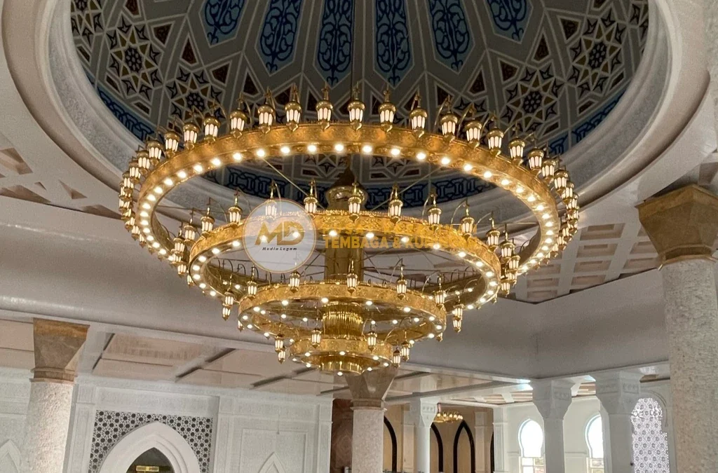 Harga Lampu Gantung Nabawi Kuningan & Tembaga Terbaru 2026 – Produsen Tangan Pertama 5 Lampu gantung Nabawi kuningan dari Media Logam Boyolali hadir dengan desain mewah dan ukiran presisi. Harga lampu gantung Nabawi berkisar Rp 15.000.000 hingga Rp 500.000.000, cocok untuk masjid besar, mewah, dan memberikan pencahayaan elegan serta tahan lama.