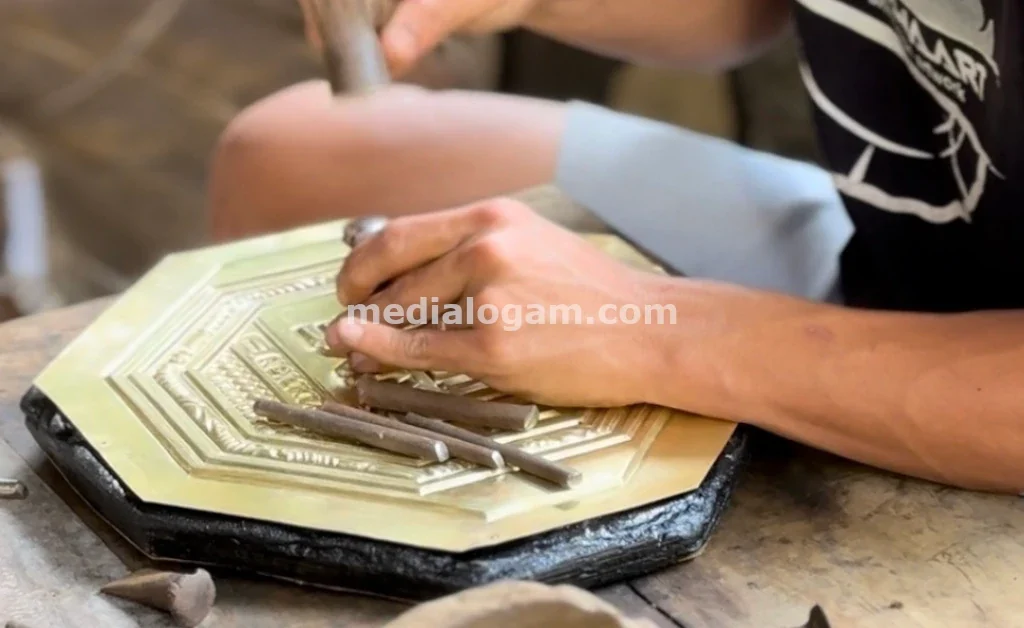 Produsen Tangan Pertama Kerajinan Tembaga Kuningan Custom: Presisi & Berkualitas 3 Media Logam adalah produsen tangan pertama kerajinan tembaga dan kuningan berkualitas tinggi dengan desain presisi, kuat, dan bernilai estetika tinggi.