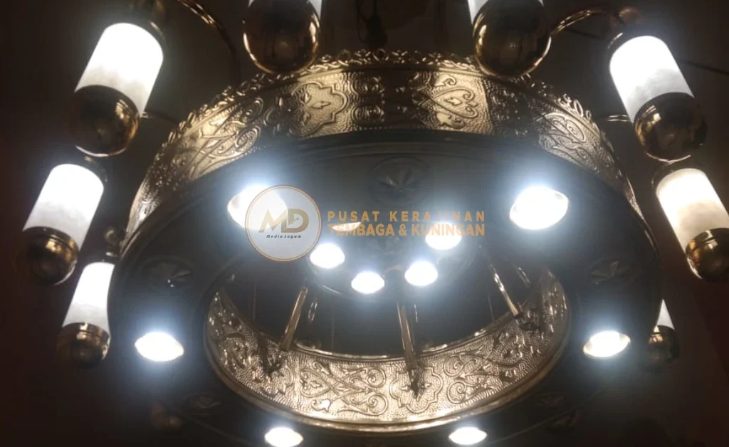 Lampu Gantung Kuningan Klasik: Rahasia Ruang Tamu Tampil Mewah dan Estetik 2 Lampu-gantung kuningan klasik menghadirkan kemewahan dan keindahan estetik yang memukau. Material kuningan berkualitas dan finishing halus mempertegas detail ukiran, menciptakan suasana elegan, hangat, dan berkelas dalam setiap ruang, ideal untuk masjid, hunian premium, maupun interior eksklusif yang mengutamakan prestise dan nilai artistik. Investasi dekorasi yang tahan lama dan bernilai tinggi.