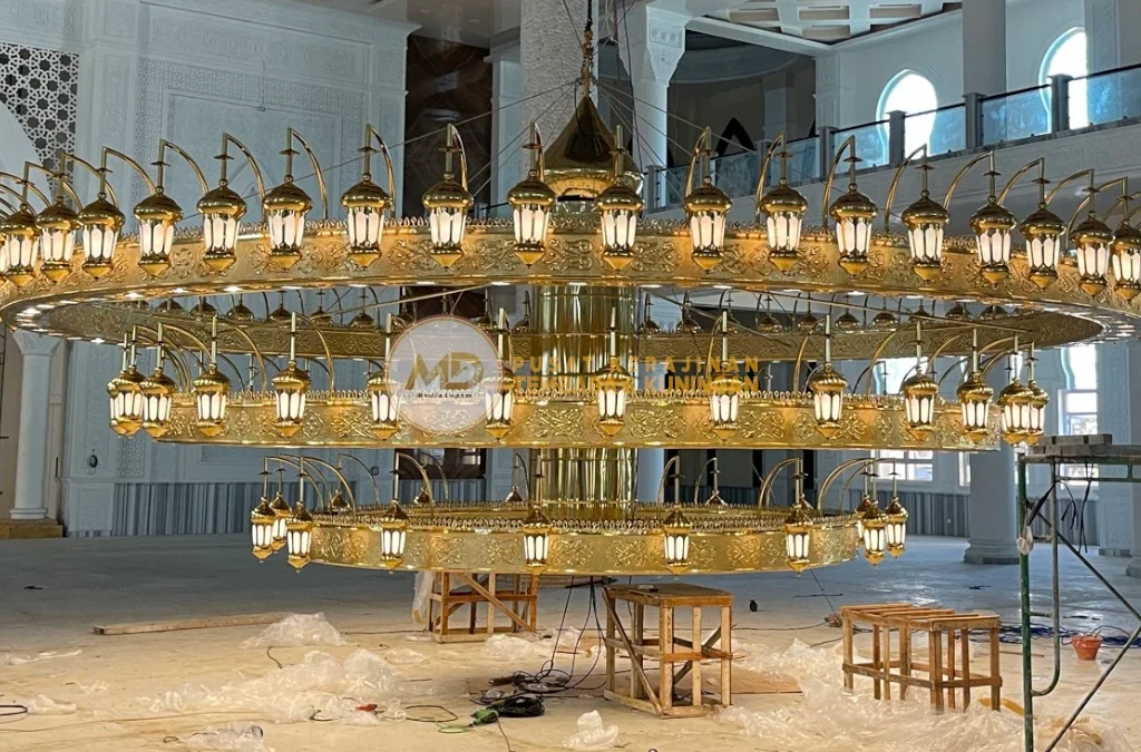Harga Lampu Gantung Nabawi Kuningan & Tembaga Terbaru 2026 – Produsen Tangan Pertama 7 Pemasangan lampu Nabawi dan Maroko di Masjid Islamic Center Muara Teweh dilakukan oleh tim ahli Media Logam Boyolali, memastikan setiap detail presisi, pencahayaan optimal, tampilan elegan, dan daya tahan tinggi untuk menciptakan nuansa islami yang megah.