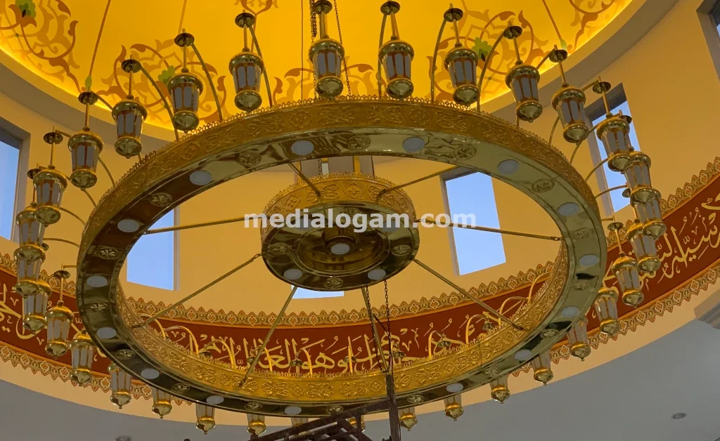 Produsen Tangan Pertama Kerajinan Tembaga Kuningan Custom: Presisi & Berkualitas 4 Lampu gantung dan lampu hias tembaga kuningan produksi custom Media Logam dirancang presisi dengan tampilan elegan, cocok untuk masjid, ruang tamu, dan interior eksklusif.