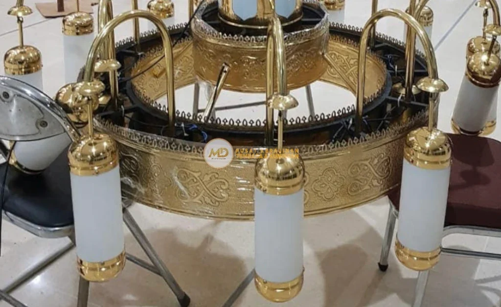 10 Inspirasi Lampu Gantung Ruang Tamu Custom: Material Tembaga Kuningan Langsung Pengrajin 6 Lampu gantung Nabawi kuningan Gold Edition untuk ruang tamu, tampilan mewah dengan sentuhan warna emas, ukiran motif Islami dan kaca hias elegan, memberikan pencahayaan lembut, menghadirkan nuansa hangat, eksklusif, dan estetis dalam dekorasi interior rumah.