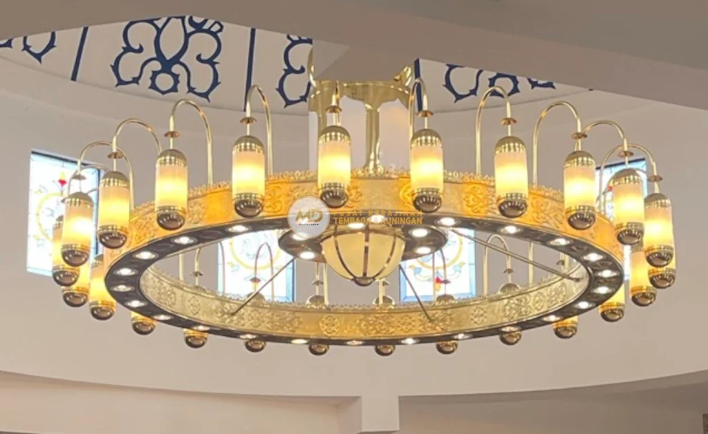 10 Inspirasi Lampu Gantung Ruang Tamu Custom: Material Tembaga Kuningan Langsung Pengrajin 5 Lampu gantung Nabawi kuningan replika Masjid Nabawi, menampilkan desain khas dengan ornamen Islami dan kaligrafi artistik, kaca dekoratif berwarna hangat, menghasilkan pencahayaan lembut, menciptakan suasana sakral dan elegan di masjid, mushola, atau ruang interior.