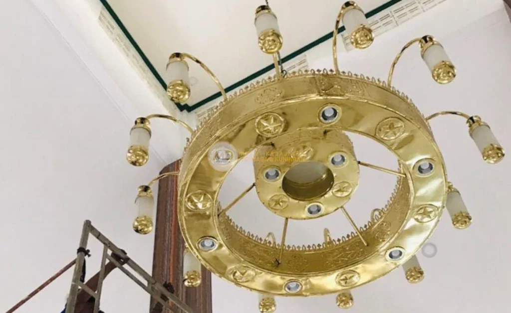 10 Inspirasi Lampu Gantung Ruang Tamu Custom: Material Tembaga Kuningan Langsung Pengrajin 3 Lampu gantung Nabawi berbahan kuningan untuk ruang tamu minimalis karya Media Logam, desain ringkas dengan ornamen Islami halus, pencahayaan lembut dan hangat, menghadirkan kesan elegan, modern, dan bernuansa spiritual dalam dekorasi rumah.