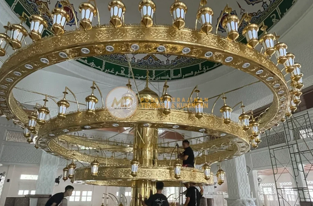 Harga Lampu Gantung Nabawi Kuningan & Tembaga Terbaru 2026 – Produsen Tangan Pertama 6 Lampu gantung Nabawi model raksasa 9 meter untuk Masjid Agung diproduksi oleh Media Logam Boyolali dengan detail ukiran kaligrafi presisi. Desain megah ini menghadirkan pencahayaan optimal, elegan, kokoh, dan menambah kesan mewah pada interior masjid.