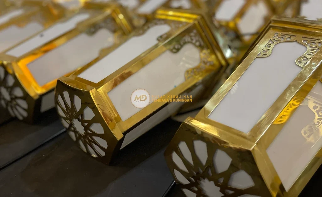 10 Inspirasi Lampu Gantung Ruang Tamu Custom: Material Tembaga Kuningan Langsung Pengrajin 10 Lampu gantung kuningan polished gold untuk ruang tamu, tampilan mewah dengan permukaan mengilap dan detail artistik, dilengkapi kaca hias elegan, menghasilkan pencahayaan lembut, menghadirkan nuansa hangat, eksklusif, dan estetis dalam dekorasi interior rumah.