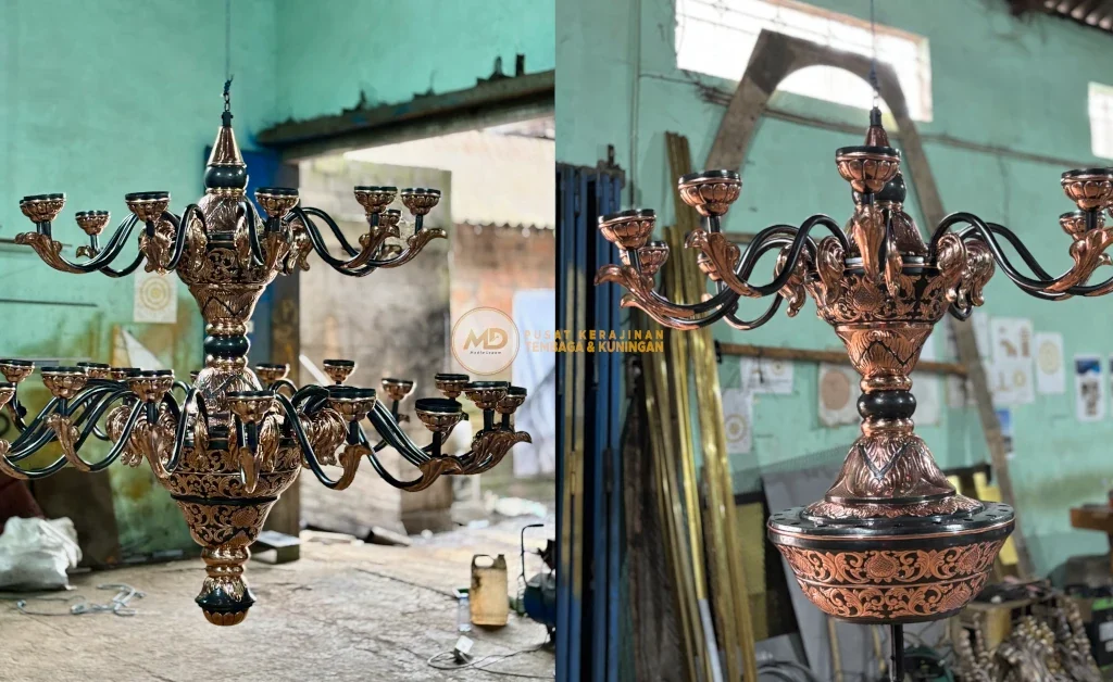 10 Inspirasi Lampu Gantung Ruang Tamu Custom: Material Tembaga Kuningan Langsung Pengrajin 11 Lampu gantung robyong berbahan tembaga untuk Joglo dan pendopo, tampilan artistik dengan ukiran khas Jawa dan detail halus, menghasilkan pencahayaan lembut, menciptakan nuansa hangat, klasik, dan berkelas untuk interior tradisional maupun semi modern.