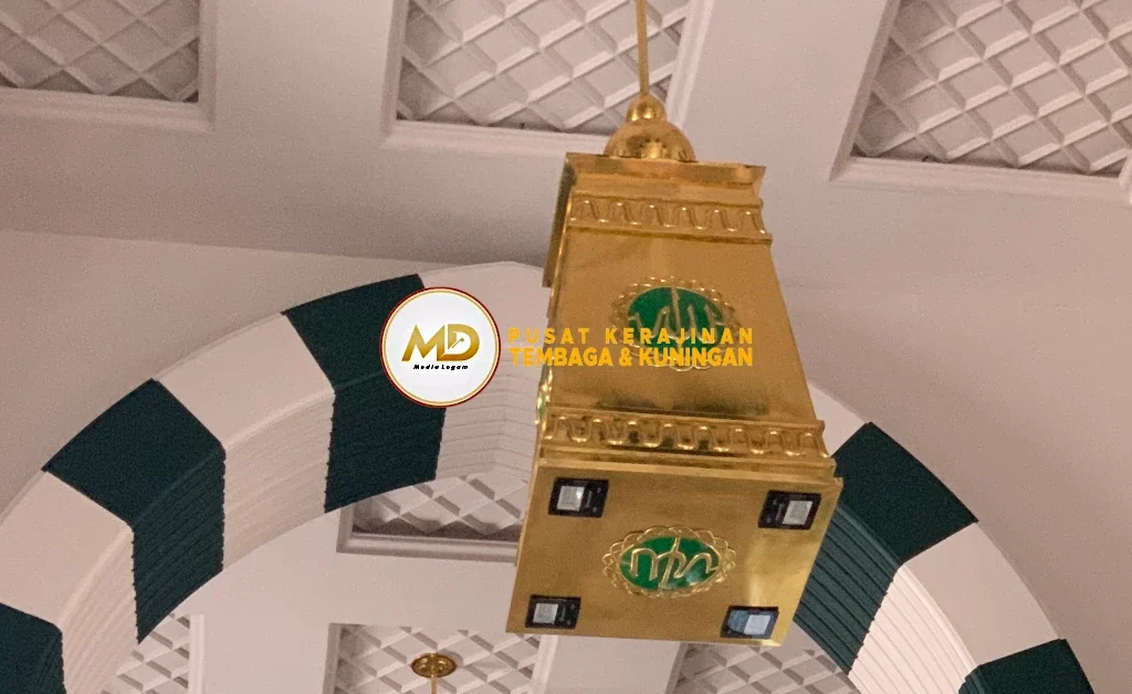 Lampu gantung masjid kuningan model kotak dibuat langsung oleh pengrajin, menampilkan detail presisi, ketahanan tinggi, dan estetika klasik yang menambah keindahan interior masjid
