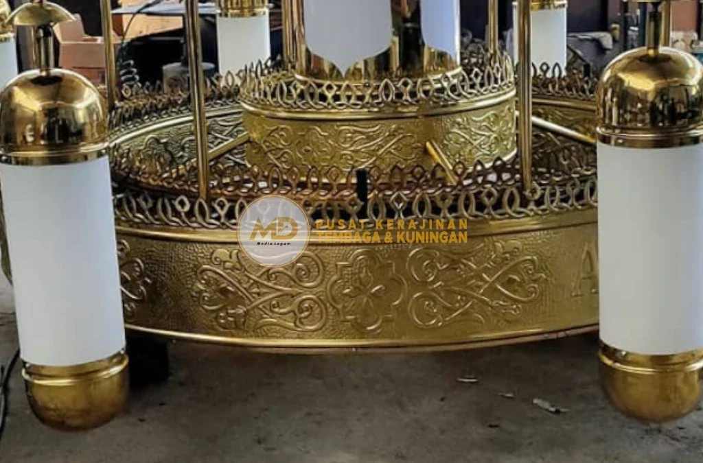 Harga Lampu Gantung Nabawi Kuningan & Tembaga Terbaru 2026 – Produsen Tangan Pertama 4 Lampu gantung Nabawi kuningan dengan detail ukiran kaligrafi presisi dari Media Logam Boyolali, menghadirkan pencahayaan hangat dan nuansa islami mewah. Harga mulai dari Rp 15.000.000, kokoh, elegan, dan tahan lama untuk masjid besar maupun premium.