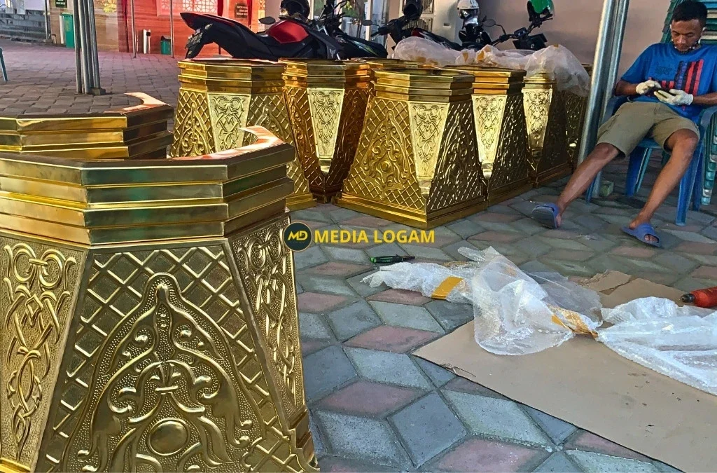 Hadirkan Keagungan Madinah: Mahkota Pilar Masjid Nabawi Kuningan Anti Karat & Kerajinan Kaligrafi Premium 2 Hadirkan Keagungan Madinah: Mahkota Pilar Masjid Nabawi Kuningan Anti Karat & Kerajinan Kaligrafi Premium