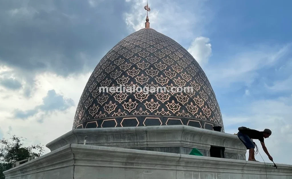 Produsen Tangan Pertama Kerajinan Tembaga Kuningan Custom: Presisi & Berkualitas 5 Kubah dan ornamen masjid dari tembaga dan kuningan menghadirkan tampilan megah, tahan cuaca, serta detail artistik tinggi, cocok untuk memperkuat identitas arsitektur islami.