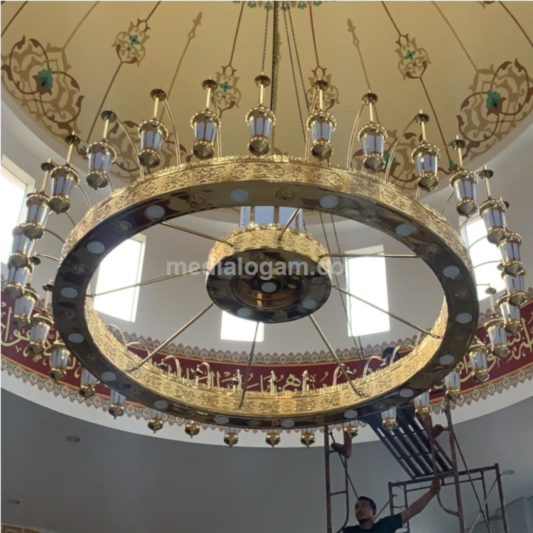 Kontraktor Spesialis Lampu Gantung Nabawi: Jasa Pengadaan & Pemasangan Proyek Masjid Besar 3 Kontraktor spesialis lampu gantung Nabawi berperan penting dalam menghadirkan pencahayaan estetis, kuat, dan presisi sesuai kebutuhan arsitektur masjid.