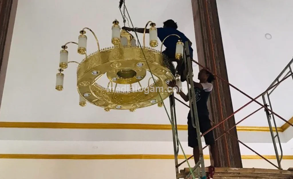 7 Alasan Mengapa Lampu Nabawi Kuningan Lebih Efisien Dibanding Lampu Biasa 3 Perawatan lampu Nabawi kuningan sangat praktis dan ekonomis, cukup lap berkala, material tahan korosi, tetap mengkilap, tidak memerlukan perawatan khusus atau biaya tinggi.