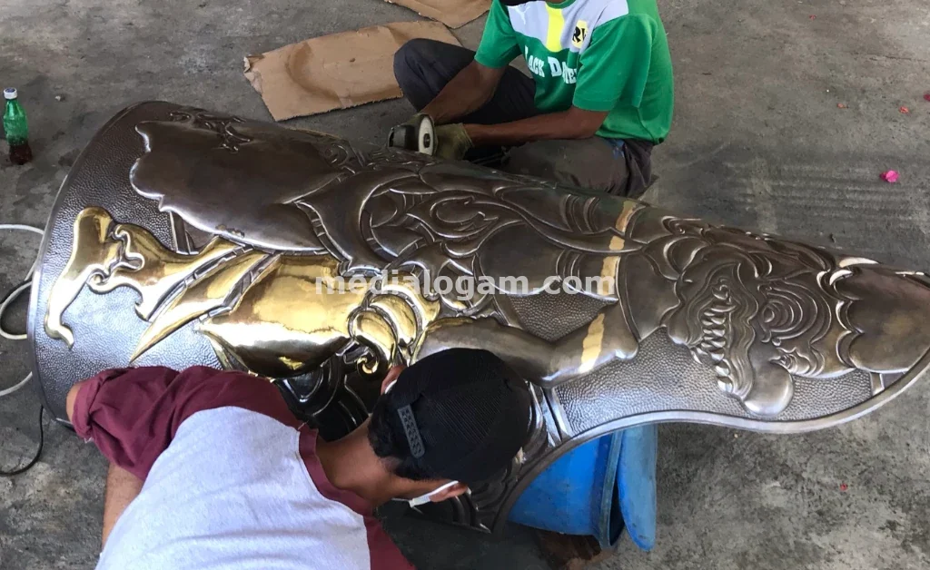 Produsen Tangan Pertama Kerajinan Tembaga Kuningan Custom: Presisi & Berkualitas 7 Memilih produk dari produsen tangan pertama seperti Media Logam memberikan keuntungan dalam hal kontrol kualitas, ketepatan desain, dan fleksibilitas produksi. Pelanggan dapat berinteraksi langsung tanpa perantara, sehingga setiap detail dapat disesuaikan dengan kebutuhan. Hasilnya adalah produk yang lebih presisi, eksklusif, serta memiliki nilai estetika dan ketahanan yang lebih baik.