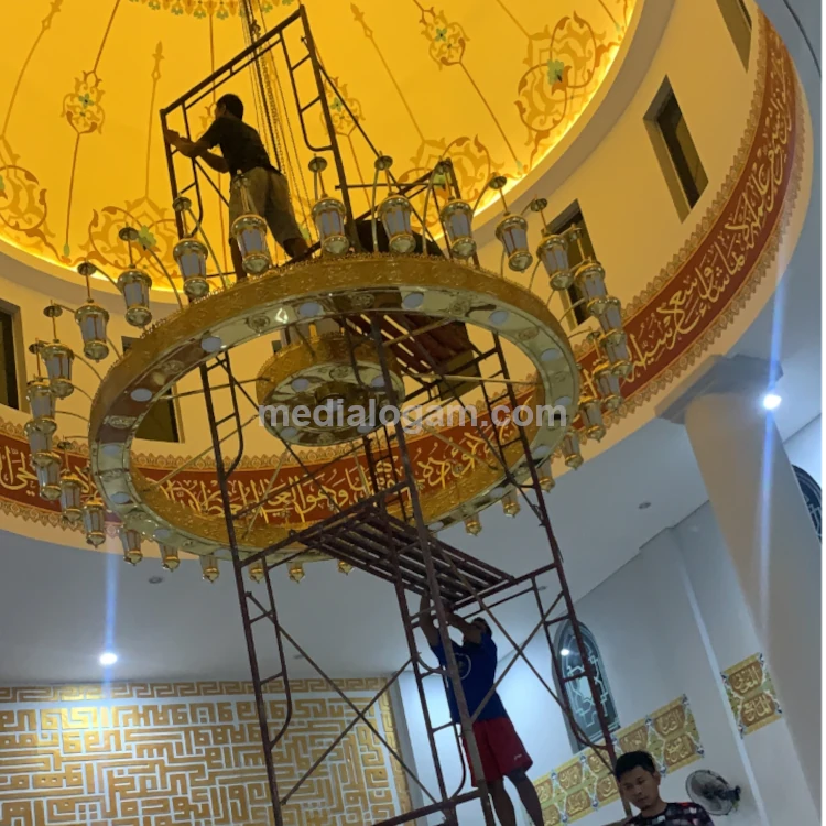 Kontraktor Spesialis Lampu Gantung Nabawi: Jasa Pengadaan & Pemasangan Proyek Masjid Besar 6 Instalasi lampu Nabawi oleh tim Media Logam dikerjakan profesional dengan teknik tepat, memastikan pemasangan kuat, aman, dan pencahayaan maksimal.
