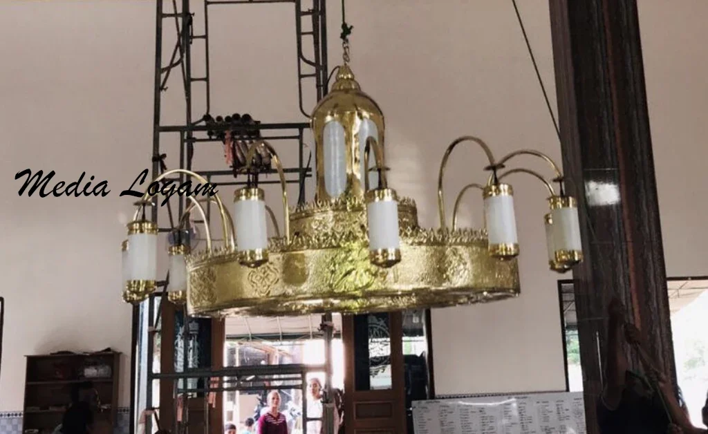 Panduan Proses Pemasangan Lampu Gantung Nabawi Masjid: Aman & Presisi! 2 Panduan Proses Pemasangan Lampu Gantung Nabawi Masjid: Aman & Presisi!