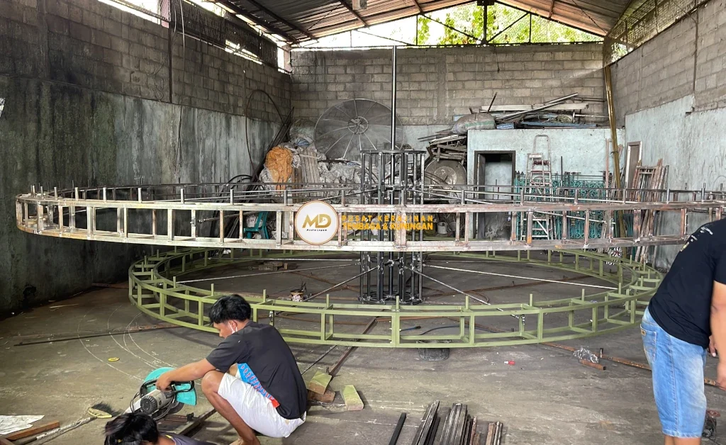 10 Inspirasi Lampu Gantung Ruang Tamu Custom: Material Tembaga Kuningan Langsung Pengrajin 13 Tim Media Logam Boyolali mengerjakan proses pembuatan lampu gantung kuningan custom, mulai dari desain hingga finishing, dengan detail ukiran presisi dan pemasangan komponen rapi, menciptakan lampu gantung yang mewah, tahan lama, dan bernilai estetika tinggi.