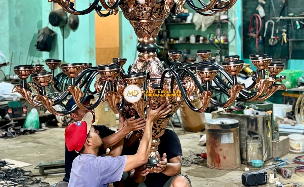 10 Inspirasi Lampu Gantung Ruang Tamu Custom: Material Tembaga Kuningan Langsung Pengrajin 14 Pembuatan lampu gantung tembaga custom oleh Media Logam melalui tahapan desain, pembentukan material, pengukiran ornamen, perakitan komponen, dan finishing akhir, menciptakan lampu gantung unik dengan nilai estetika tinggi dan tampilan mewah untuk berbagai ruang.