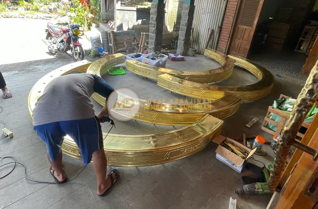 Harga Lampu Gantung Nabawi Kuningan & Tembaga Terbaru 2026 – Produsen Tangan Pertama 3 Pengerjaan lampu gantung Nabawi kuningan dilakukan secara manual oleh tenaga ahli Media Logam Boyolali, memastikan setiap detail ukiran presisi, hasil rapi, elegan, dan tahan lama untuk masjid besar maupun mewah.