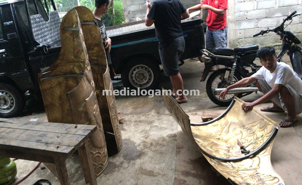 Produsen Tangan Pertama Kerajinan Tembaga Kuningan Custom: Presisi & Berkualitas 6 Relief dan dekorasi dinding tembaga kuningan menghadirkan sentuhan artistik elegan dengan detail ukiran halus, cocok mempercantik interior klasik maupun modern.