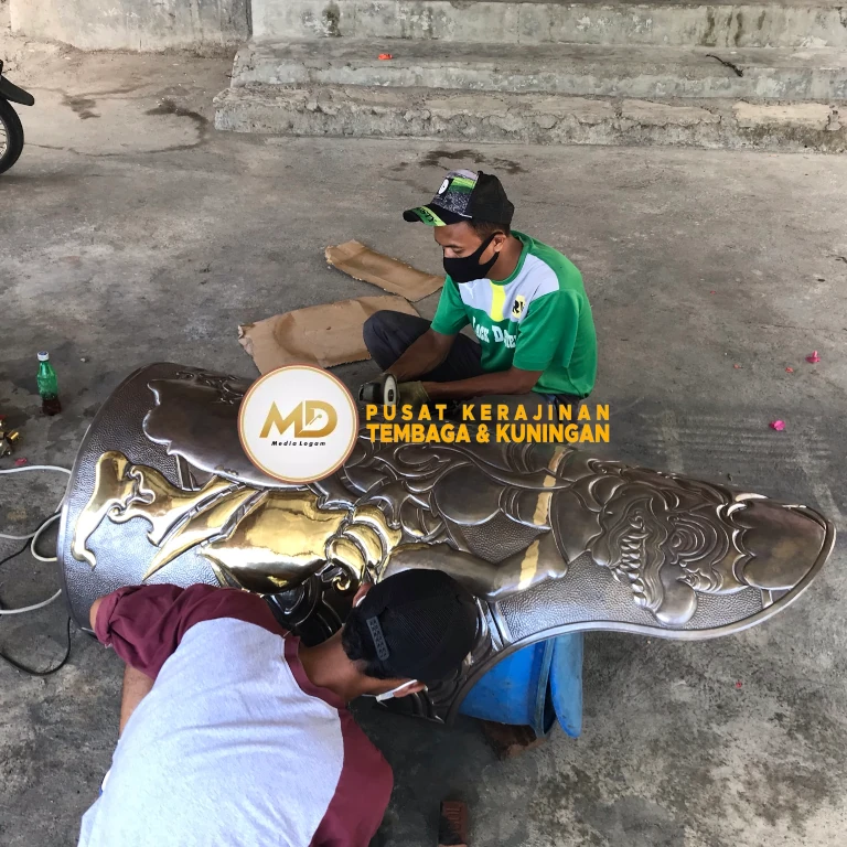 Proses Pembuatan hingga Pemasangan Hiasan Tiang Kuningan: Ornamen Barong Bali 17 proses finishing dan coating hiasan barong kuningan dilakukan dengan tahap penghalusan permukaan untuk menghilangkan noda dan goresan, sehingga menghasilkan tampilan yang bersih dan rapi