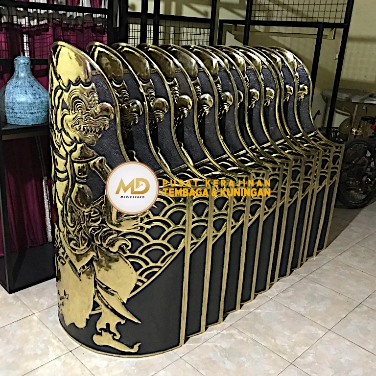 Proses Pembuatan hingga Pemasangan Hiasan Tiang Kuningan: Ornamen Barong Bali 25 Proses pemasangan hiasan tiang kuningan mencakup persiapan lokasi, penguatan rangka penopang, dan penyesuaian detail akhir, sehingga ornamen terlihat rapi, stabil, dan mendukung estetika keseluruhan bangunan.