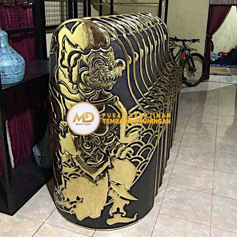 Proses Pembuatan hingga Pemasangan Hiasan Tiang Kuningan: Ornamen Barong Bali 26 Instalasi hiasan tiang kuningan dikerjakan dengan ketelitian tinggi, memeriksa setiap sambungan, menyesuaikan keseimbangan, dan memastikan ornamen terpasang kokoh serta harmonis dengan struktur sekitarnya.