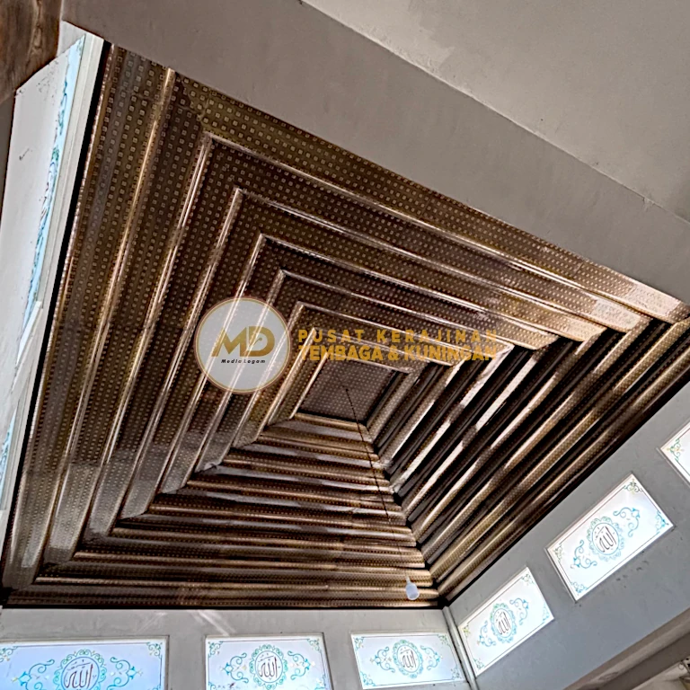 Media Logam - Pusat Kerajinan Tembaga Kuningan Boyolali 18 Media Logam Kediri Jawa Timur menangani pengadaan dan pemasangan plafon kuningan dengan desain custom, pengerjaan profesional, dan hasil elegan serta tahan lama untuk berbagai proyek.