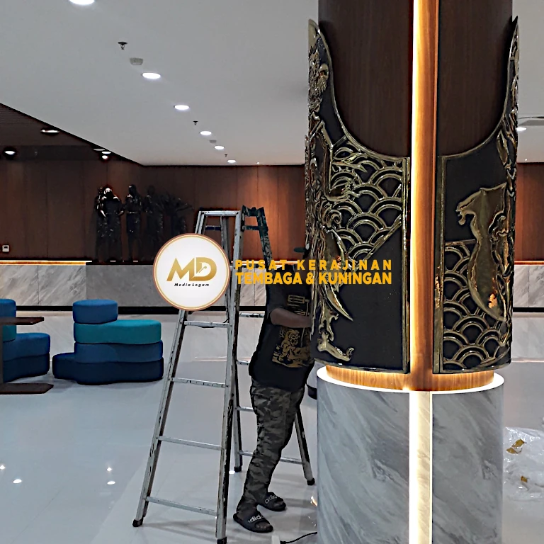 Proses Pembuatan hingga Pemasangan Hiasan Tiang Kuningan: Ornamen Barong Bali 29 Proses instalasi hiasan tiang kuningan meliputi pengecekan struktur penopang, pemasangan elemen secara bertahap, dan penyesuaian posisi, sehingga tampilan akhir rapi dan proporsional.