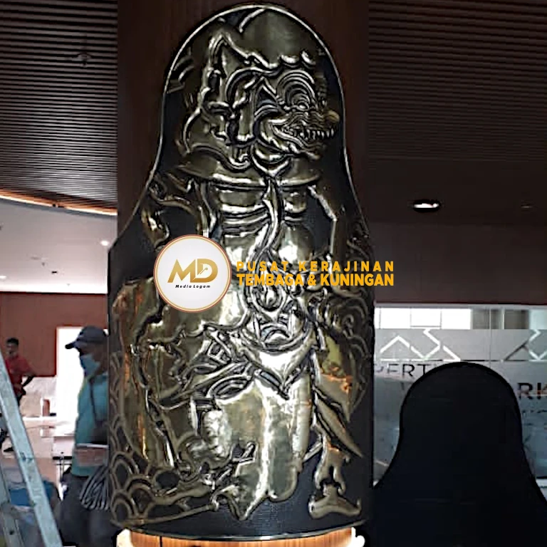 Proses Pembuatan hingga Pemasangan Hiasan Tiang Kuningan: Ornamen Barong Bali 28 Pengerjaan pemasangan hiasan tiang kuningan dilakukan secara profesional, dengan tahap persiapan, penguatan rangka, dan pengecekan stabilitas, memastikan ornamen menempel kuat dan selaras dengan desain.