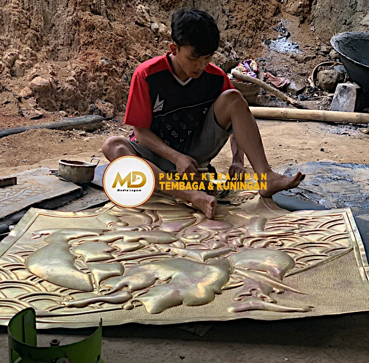 Proses Pembuatan hingga Pemasangan Hiasan Tiang Kuningan: Ornamen Barong Bali 5 penempaan hiasan barong kuningan dilakukan dengan teknik khusus untuk menghasilkan detail ukiran yang tegas dan artistik, menciptakan tampilan dekoratif yang kuat, elegan, serta mencerminkan nilai seni tinggi pada setiap ornamen
