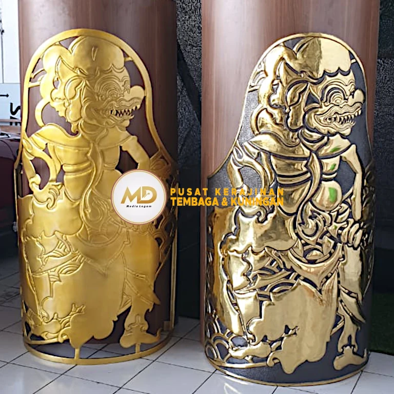 Proses Pembuatan hingga Pemasangan Hiasan Tiang Kuningan: Ornamen Barong Bali 27 Tiap hiasan tiang kuningan dipasang melalui proses bertahap, mulai dari pemilihan titik tepat, pemasangan kerangka, hingga penyempurnaan posisi, menghasilkan hasil akhir yang aman dan elegan.