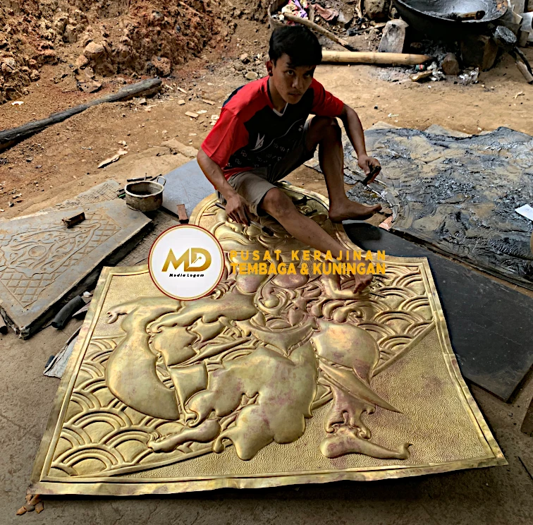 Proses Pembuatan hingga Pemasangan Hiasan Tiang Kuningan: Ornamen Barong Bali 6 pengerjaan ketok hiasan barong kuningan mengutamakan keseimbangan tekanan untuk menghasilkan ornamen yang kokoh dan proporsional
