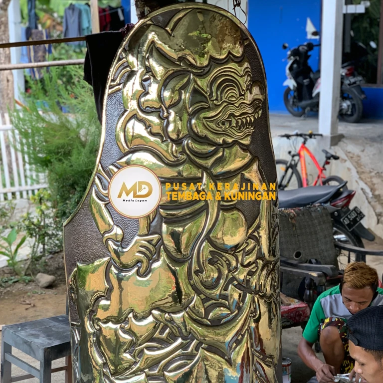 Proses Pembuatan hingga Pemasangan Hiasan Tiang Kuningan: Ornamen Barong Bali 21 finishing dan coating ornamen barong kuningan memastikan permukaan halus, warna merata, serta memberikan perlindungan optimal terhadap lingkungan