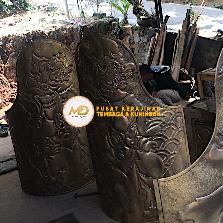 Proses Pembuatan hingga Pemasangan Hiasan Tiang Kuningan: Ornamen Barong Bali 19 proses coating hiasan barong kuningan menggunakan bahan pelindung berkualitas untuk mempertahankan warna, mencegah kusam, dan meningkatkan daya tahan